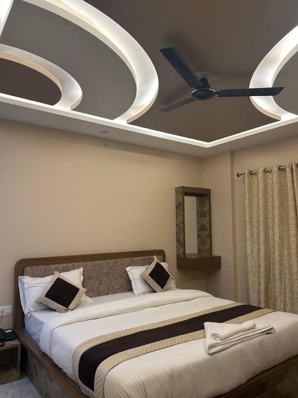 Hotel The Pushpraj Varanasi Exterior photo